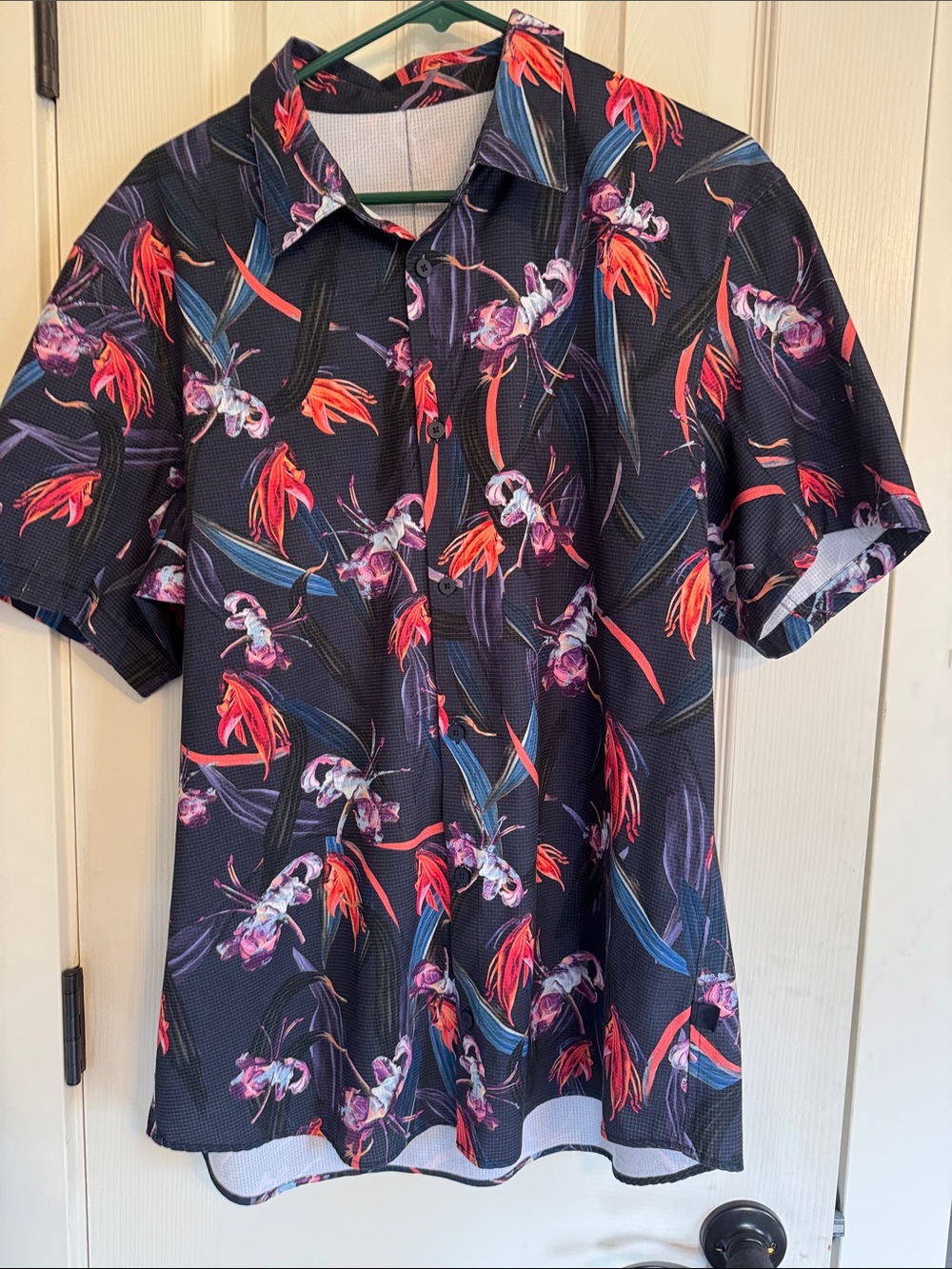 Men’s Lululemon brand aloha shirt sleeve shirt size XL.